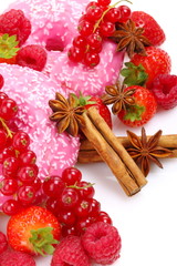 Ciambelle rosa e frutti rossi