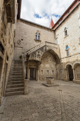 Fototapeta na wymiar Cour intérieure - Hôtel de ville de Trogir