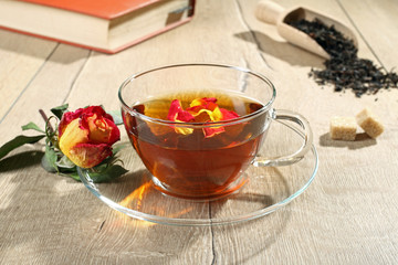 te' con fiori di rosa