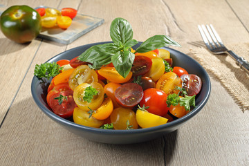 insalata di pomodori colorati