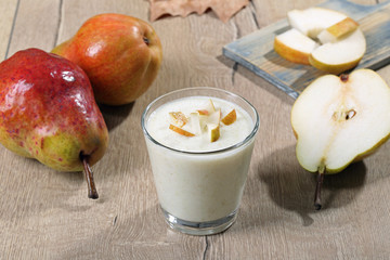 frullato di pere rosse in bicchiere di vetro