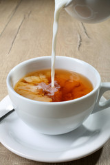 te' con latte versato