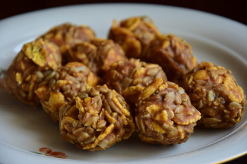 Round sweet specialities with flakes and caramel