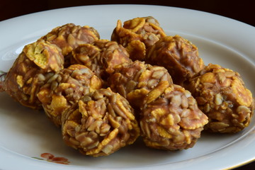 Round sweet specialities with flakes and caramel