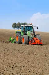 Obraz premium Getreideanbau -Schlepper mit Sämaschine am Hang