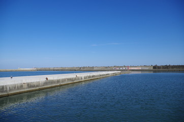 Obraz premium 埠頭のある小さな港