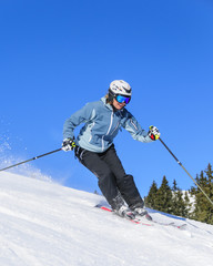 Skifahrerin schwingt auf der Piste