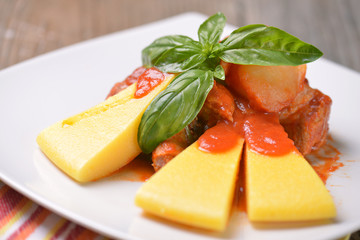 Carne di cinghiale con polenta