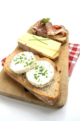 tartine de pain au fromage et jambon