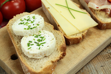tartines de pain au fromage et jambon