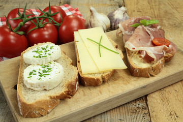tartines de pain au fromage et jambon
