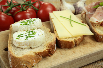 tartines de pain au fromage et jambon
