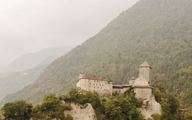 Fototapeta na wymiar Algund, Dorf Tirol, Schloss Tirol, Vinschgau, Alpental, Italien