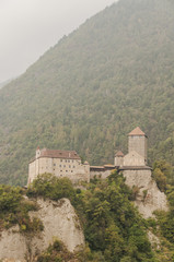 Fototapeta na wymiar Algund, Alpental, Vinschgau, Schloss Tirol, Südtirol, Italien
