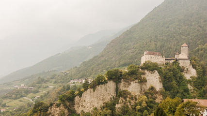 Fototapeta na wymiar Dorf Tirol, Vinschgau, Schloss Tirol, Südtirol, Herbst, Italien
