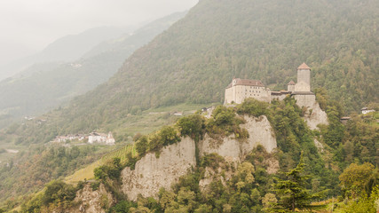 Fototapeta na wymiar Algund, historisches Schloss Tirol, Vinschgau, Italien