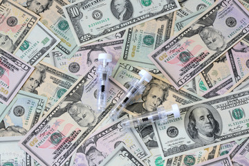 US Dollars und Spritzen