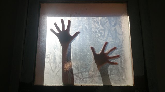 Silueta de manos en ventana
