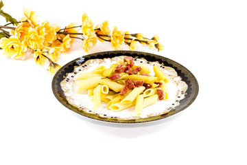 Frische Nudel mit Wurst und Käse