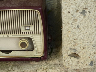 Altes Radio in einer Mauernische aus Sandstein in Beige und Naturfarben auf der Terrasse eines...