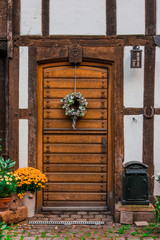 Старая деревяная входная дверь