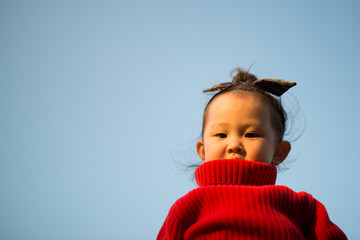 公園で遊ぶ少女