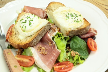 salade composée avec toast au chèvre
