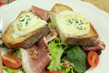 salade composée avec toast au chèvre