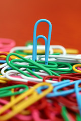 bunte Heftklammern auf Haufen, Büroalltag