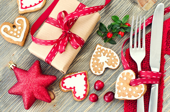 Christmas table setting with christmas decorations and gingerbre - Powered by Adobe