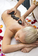 Obraz na płótnie Canvas girl on procedure Balinese massage in the beauty salon