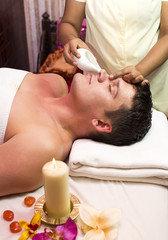 Obraz na płótnie Canvas man engaged in Ayurvedic spa treatment