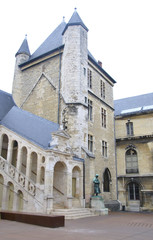 Fototapeta na wymiar La Tour De Bar (palais des ducs de Bourgogne)