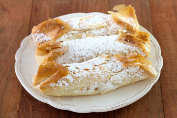 pasteis de tentugal on plate