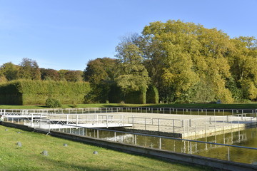 La plate-forme flottante dans l'étang du Moulin