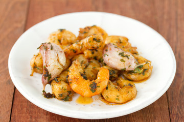 Fototapeta premium shrimps with garlic on plate