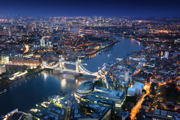 Londen bij nacht met stedelijke architecturen en Tower Bridge
