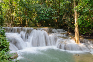 Obraz premium Wodospad Huay Mae Kamin w prowincji Kanchanaburi w Tajlandii