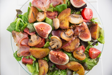 Herbstlicher Salat mit Feigen