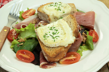 salade composée avec toast au chèvre