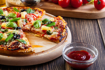Pizza hawaii with beer