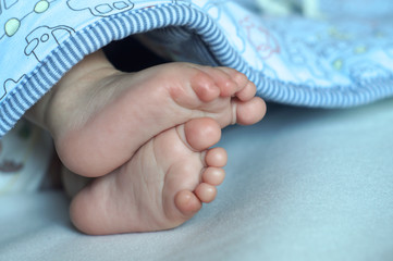 детские ноги под одеялом