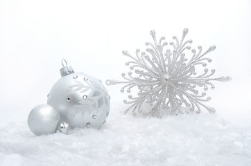 Silberne Weihnachtskugeln im Schnee
