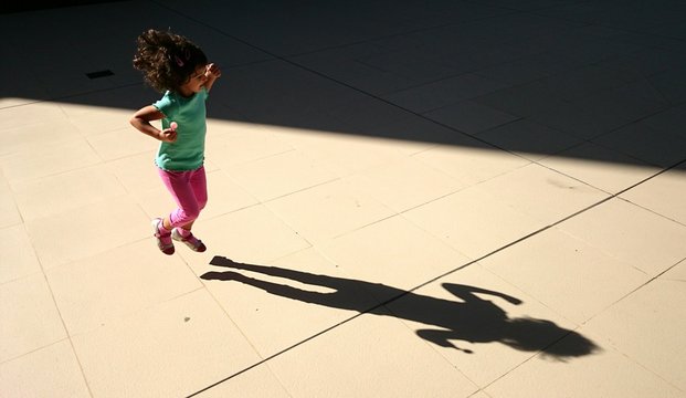 Ni&ntilde;a saltando