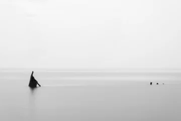 Papier Peint photo Noir et blanc Image de paysage minimaliste de ruine de naufrage en mer noir et blanc