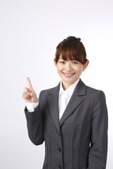 紹介する女性
