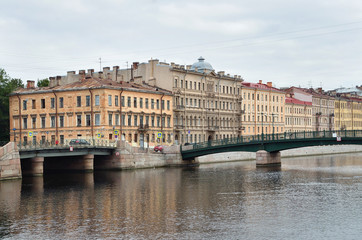 Fototapeta na wymiar Санкт-Петербург, набережная реки Фонтанки в пасмурную погоду
