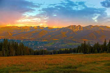 Obraz premium Panorama Tatras góry przy zmierzchem, Polska.