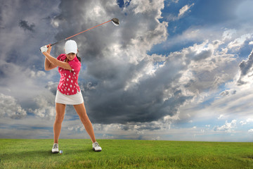 Fototapety  Młoda kobieta gra w golfa