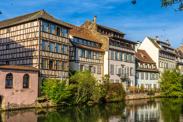 Fototapeta premium Buildings over the Ill river in Strasbourg